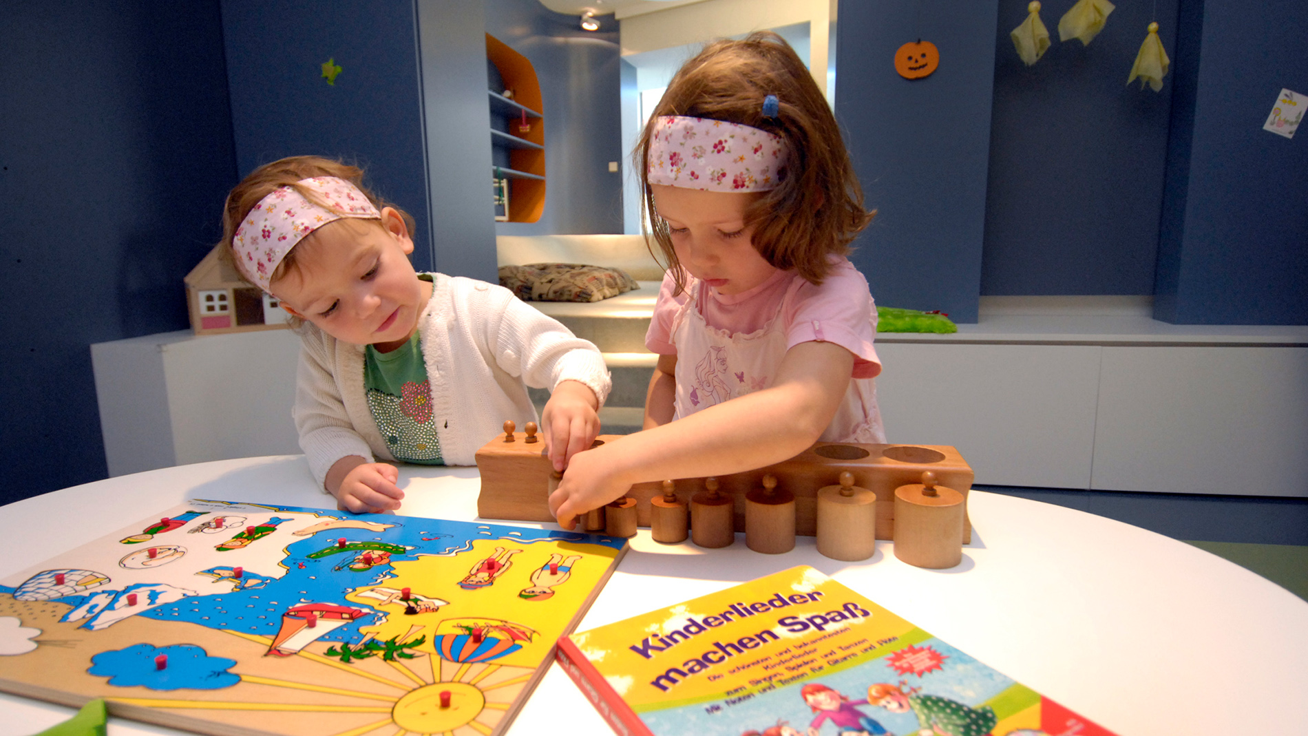 Kinder spielen in der Kinderbetreuung der Messe Frankfurt
