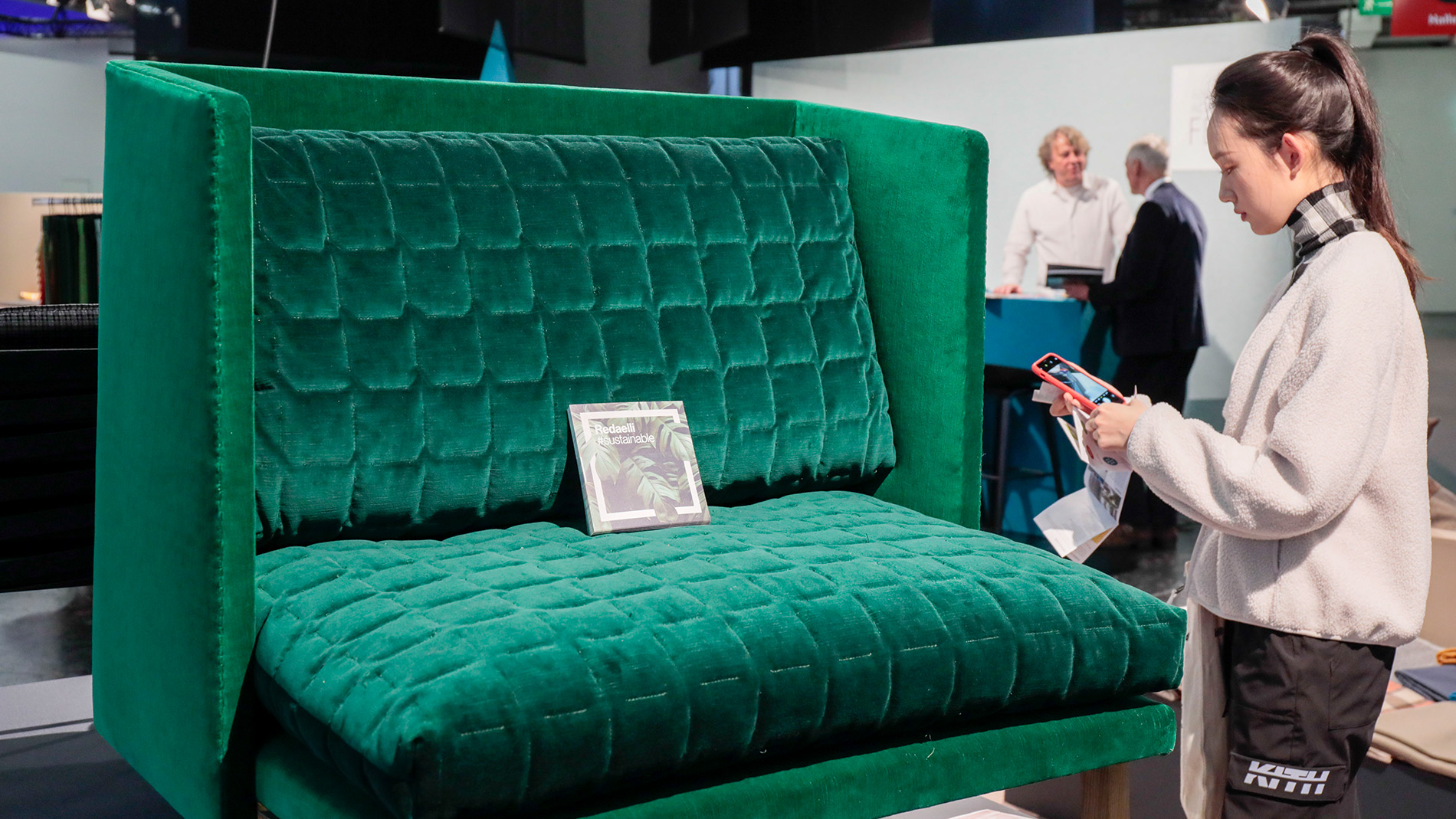 2er Sofa aus grünem Samt auf der Heimtextil