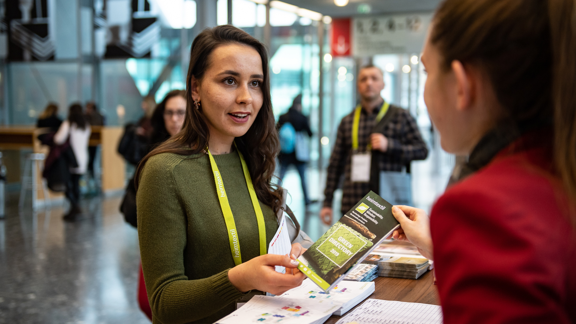 Infostand mit Besucherin während der Heimtextil