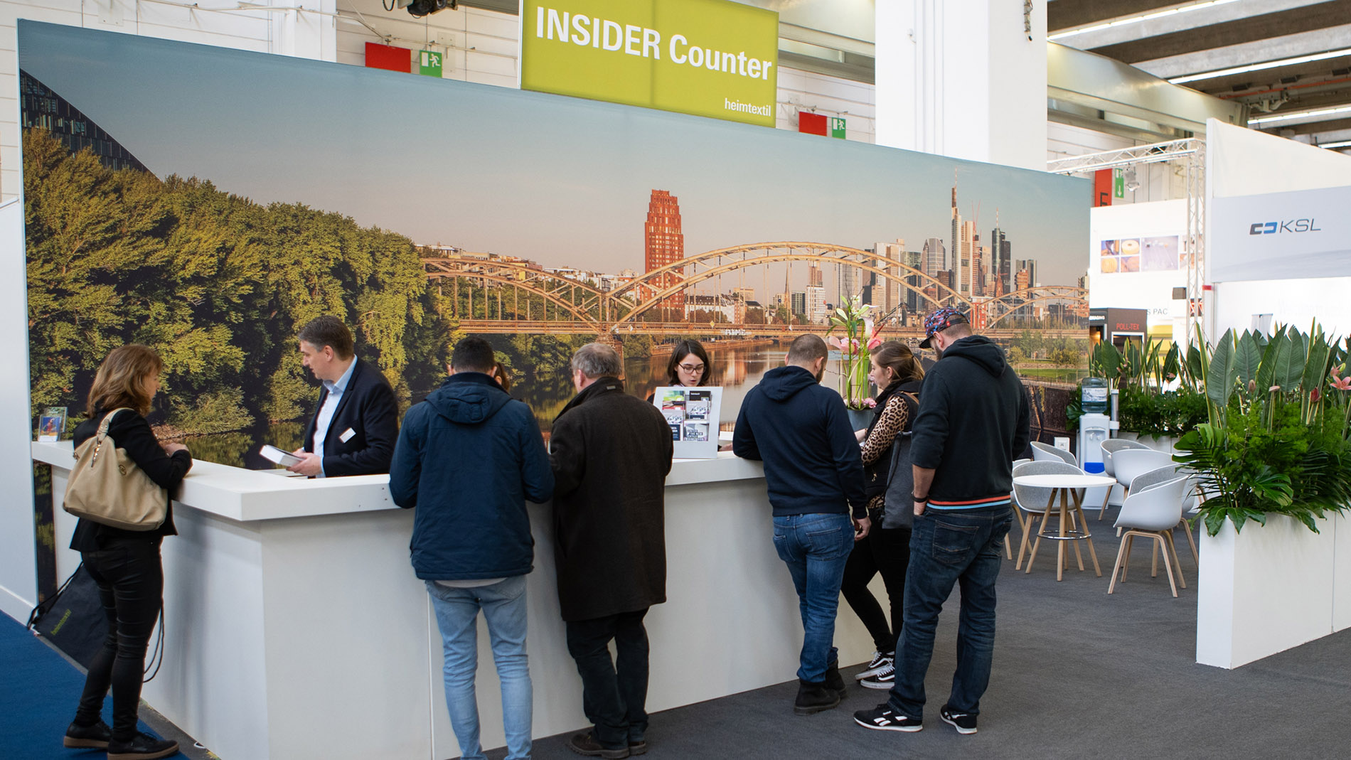 Heimtextil Insider Besucher vor dem Heimtextil Insider Counter