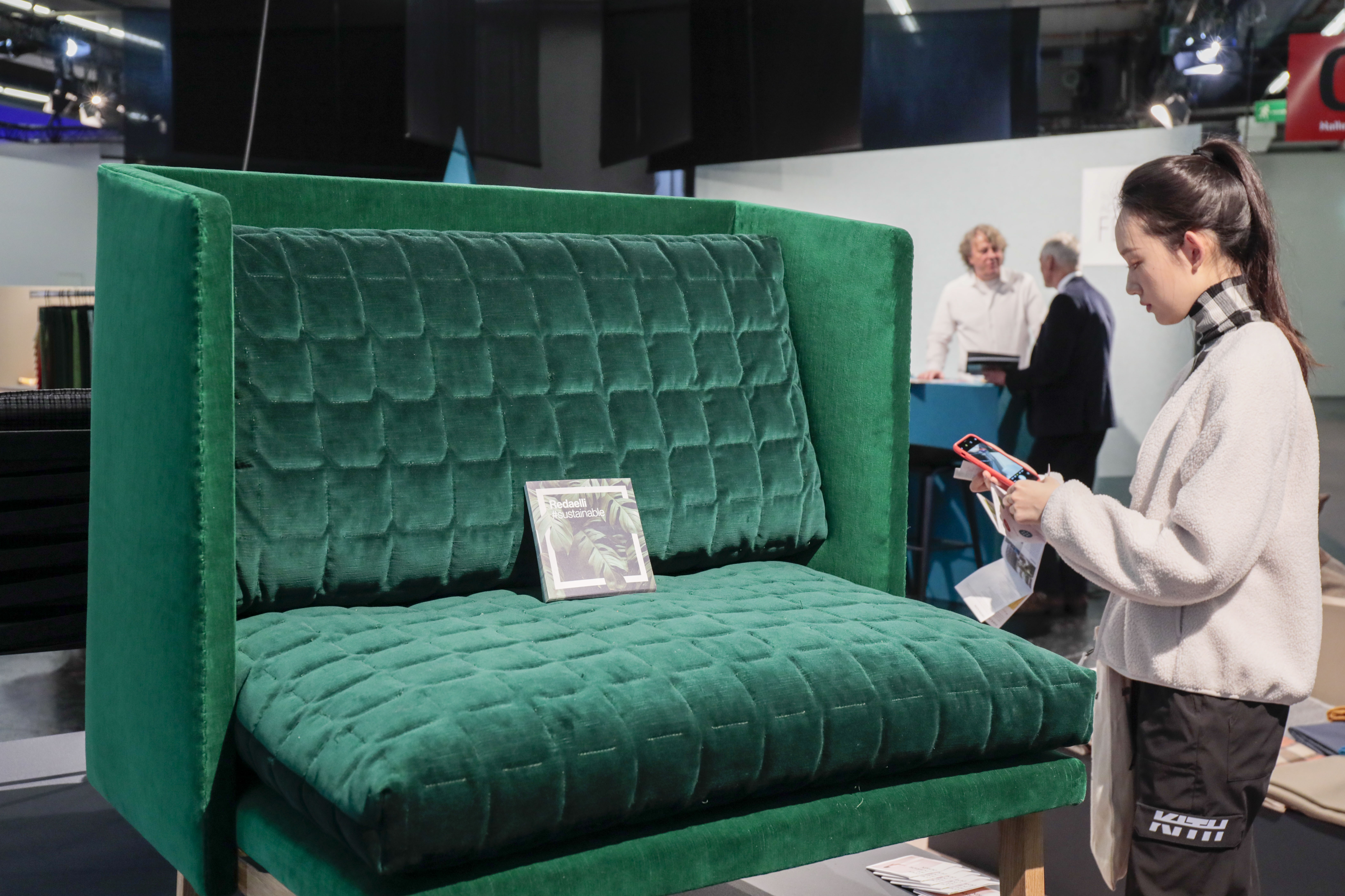 2er Sofa aus grünem Samt auf der Heimtextil