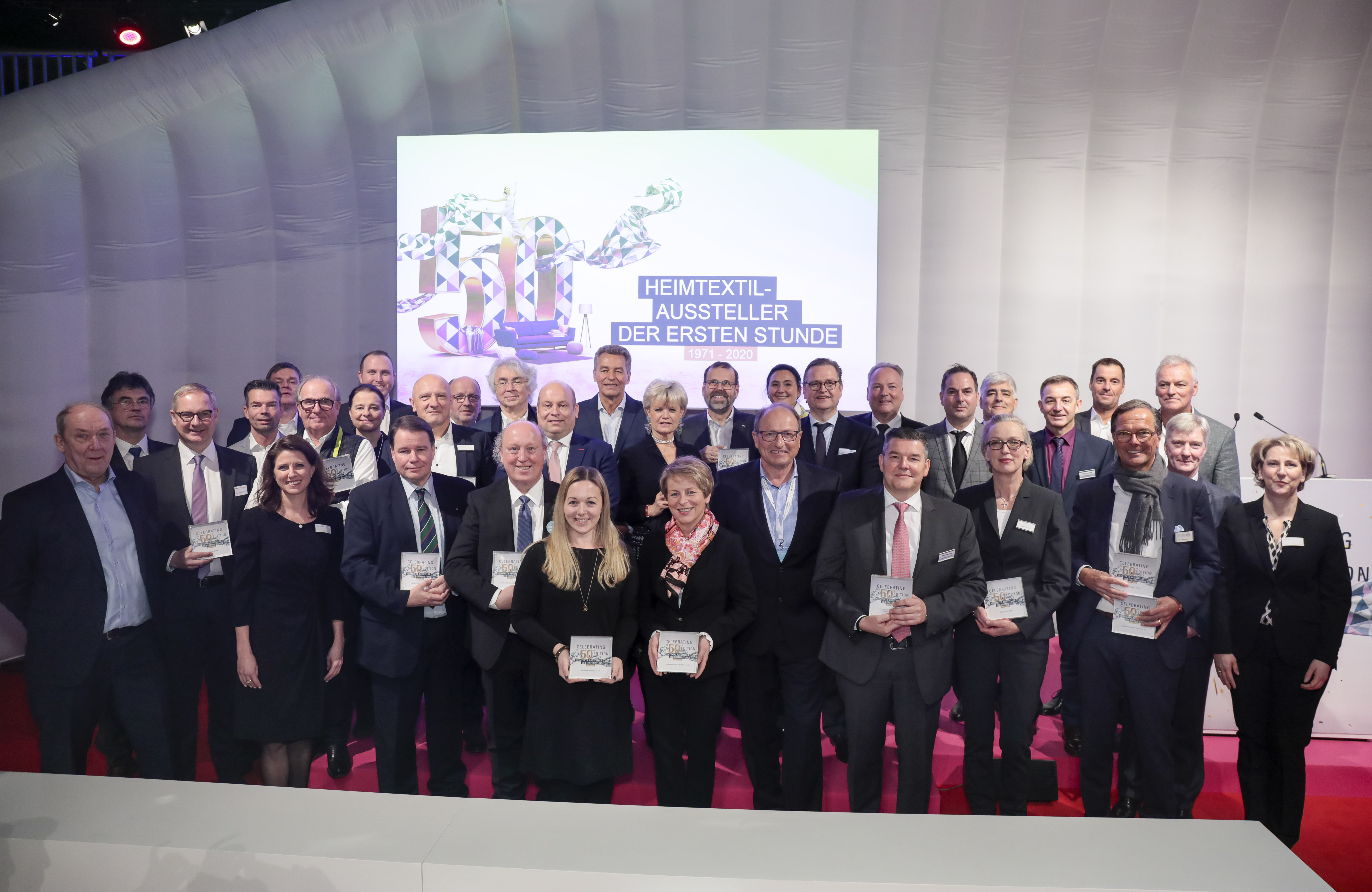 Awards ceremony for exhibitors from the very beginning / Group photo