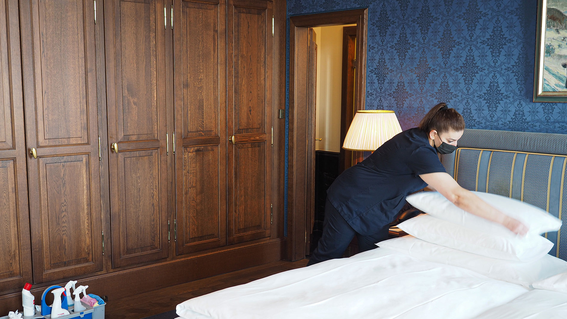 Making beds: Well trained, cleaning by colour system, new cleaning cloths for each room and a long list. The chambermaids at Les Trois Rois have a lot of work per room, but they also have time for it.
