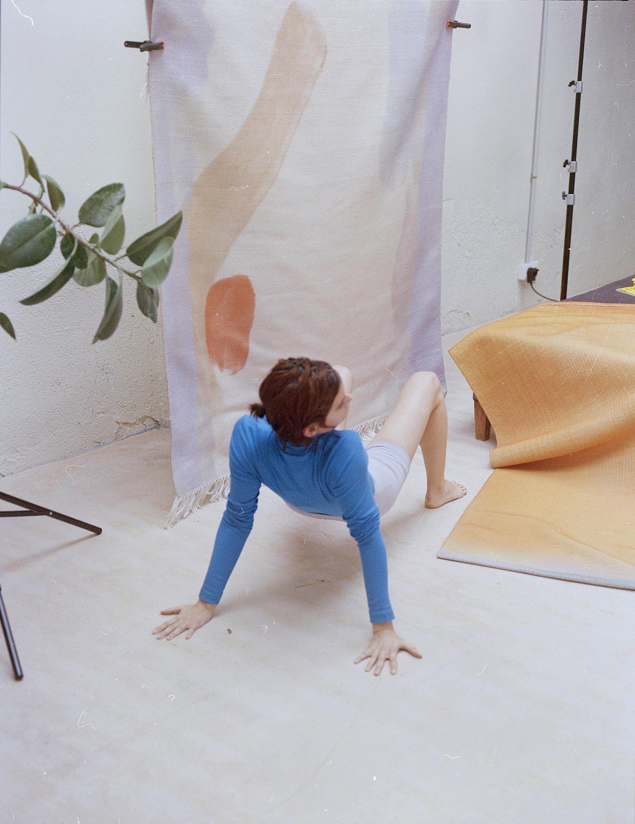 De tapijtcollectie Morning Meditation van Allca Rugs is handgeweven op traditionele weefgetouwen, digitaal geprint en op bestelling gemaakt in monomateriaal van gerecycled polyester.