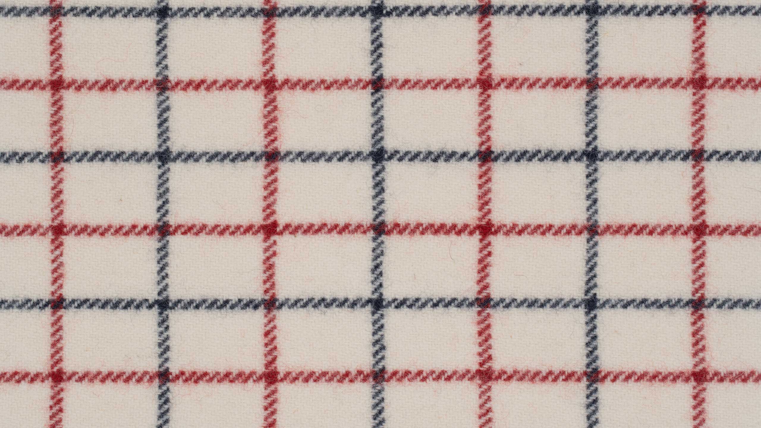 Kjellerup Væveri, Denemarken werkt met een textieltraditie die teruggaat tot de jaren 1950 en is de enige fabrikant van het iconische Hestedækken-textiel dat oorspronkelijk werd gemaakt door The Royal Military Clothing Factory Est.  1791. Het huidige modern-klassieke kleurenschema is gemaakt door textielontwerper Kim Naver in de jaren 70.