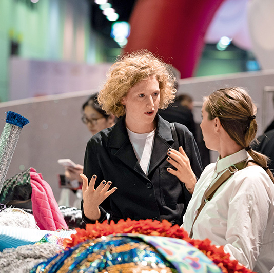 2 women in conversation at Heimtextil