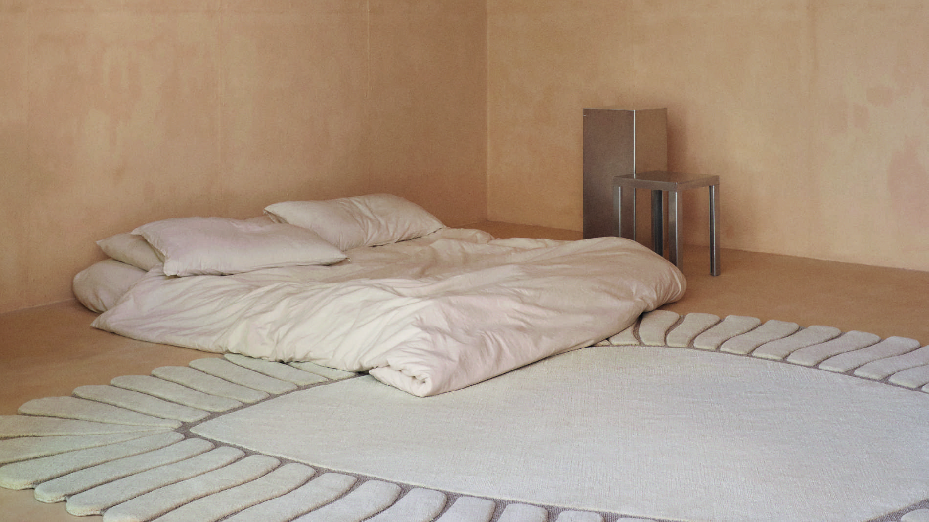 Weißes Bett mit Teppich