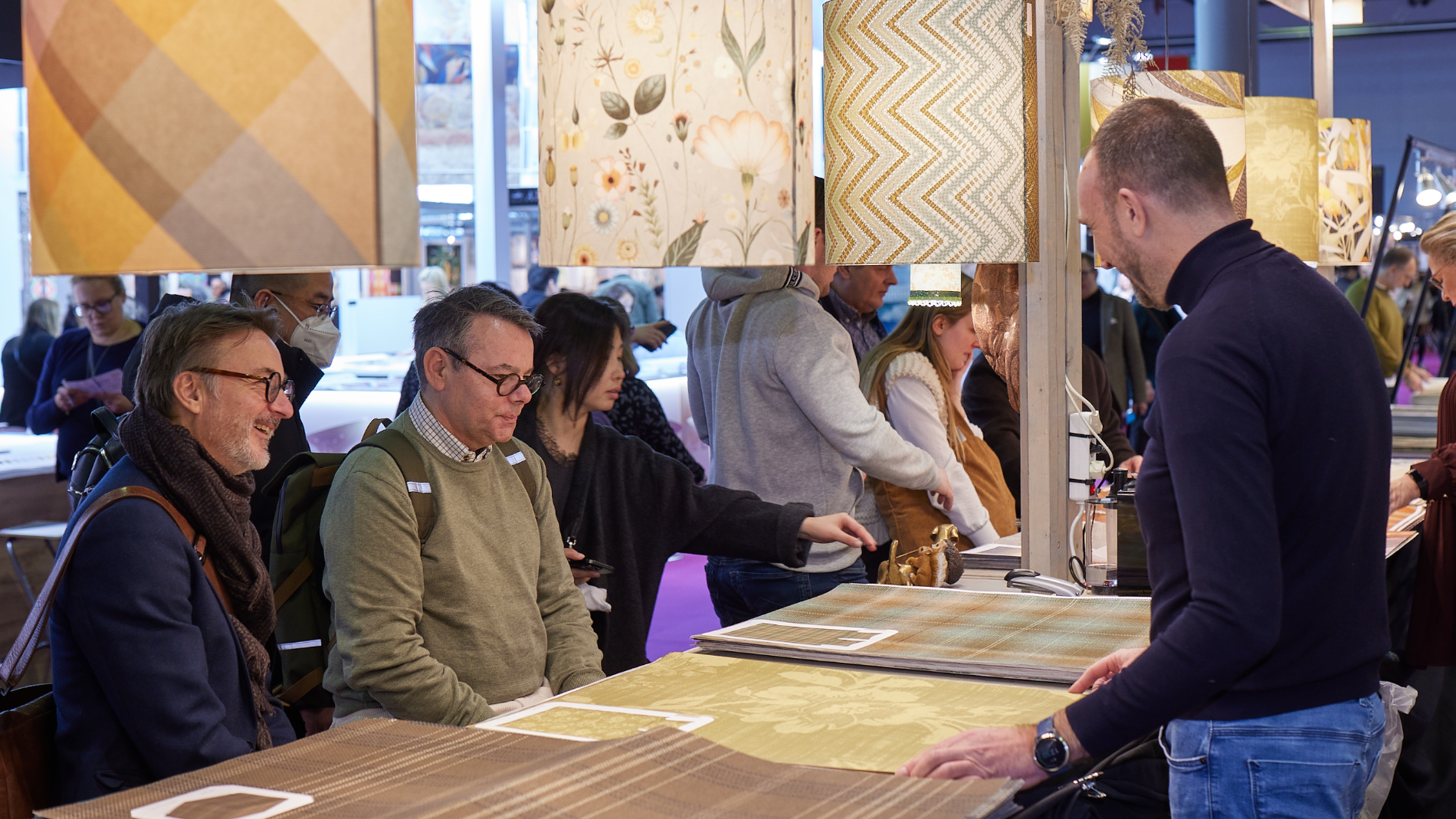 Besucher schauen sich Designs an