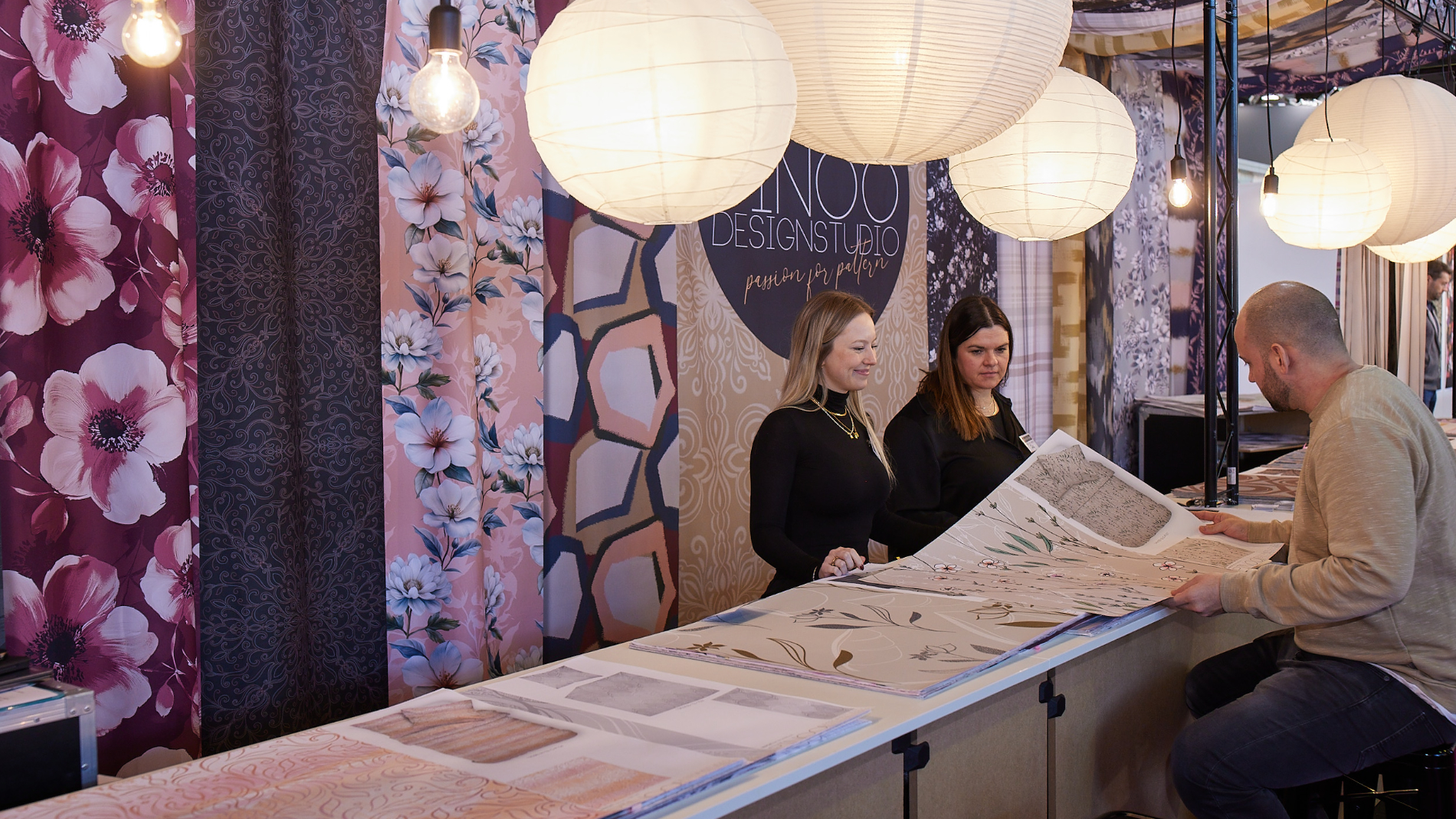 Besucher schauen sich verschiedene Designs an