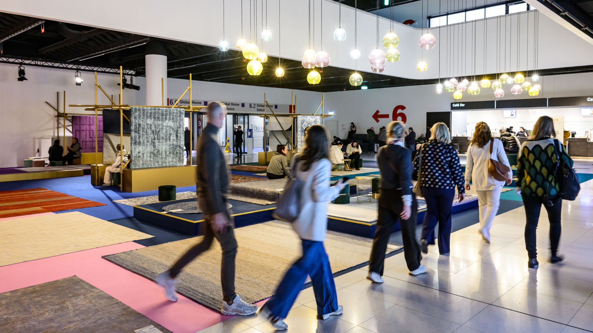 Besucher in einer Halle auf der Heimtextil