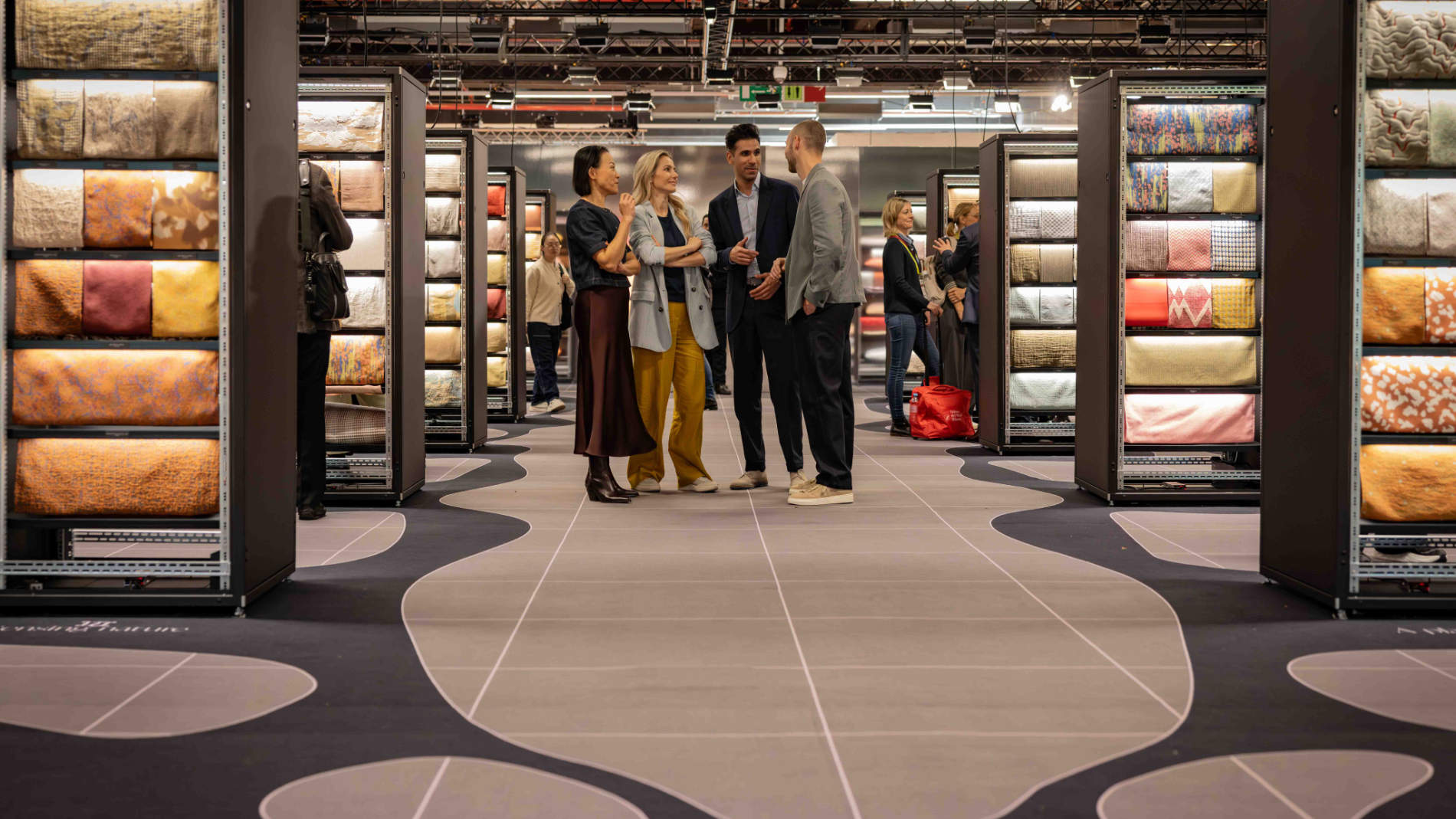 Aussteller und Besucher zwischen Teppichen