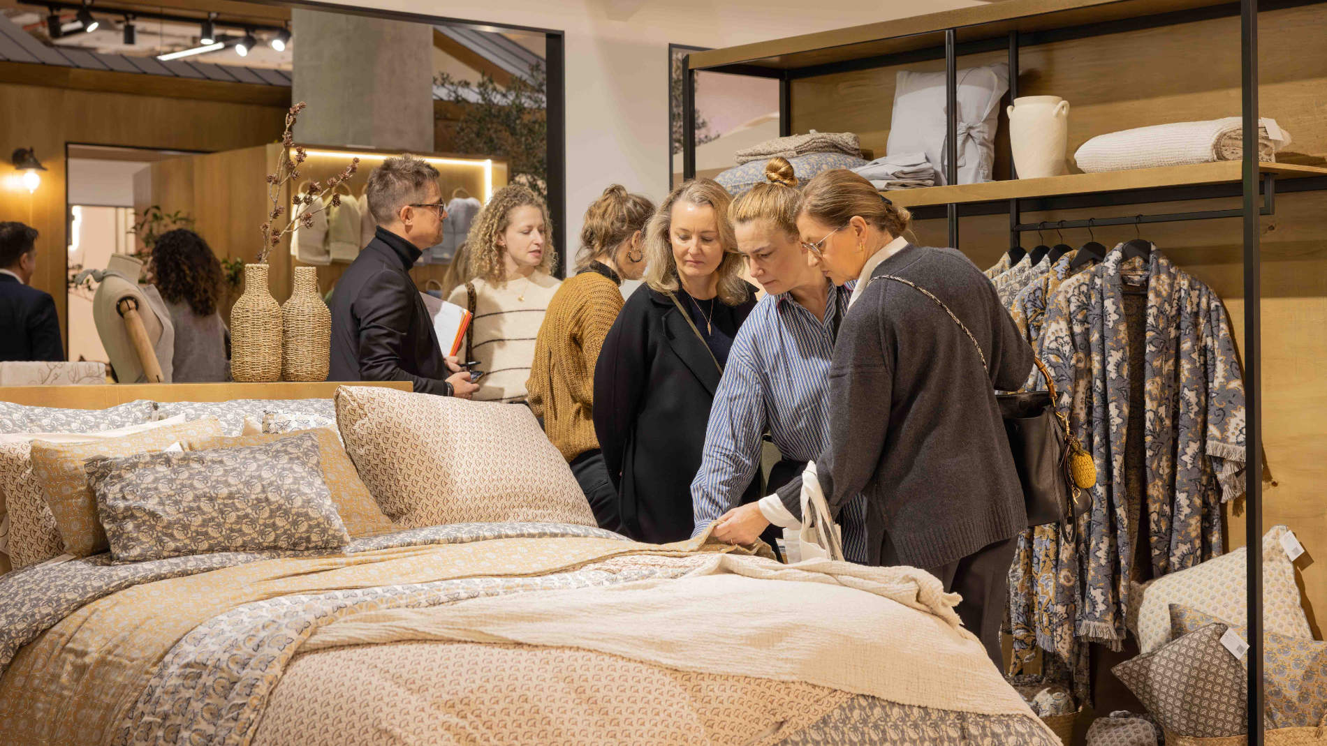 Aussteller und Besucher auf einem Stand