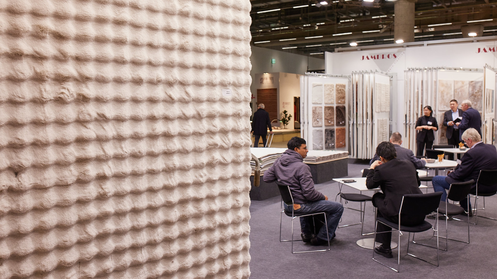 Aussteller und Besucher auf einem Stand