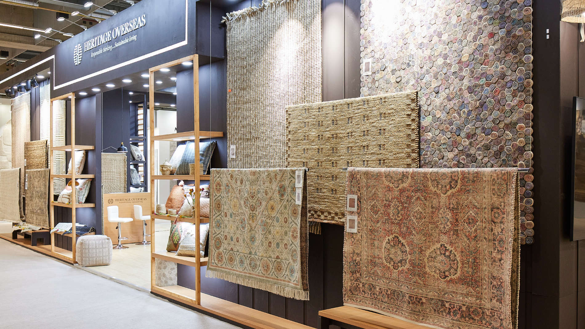 Teppiche hängen vor Stand