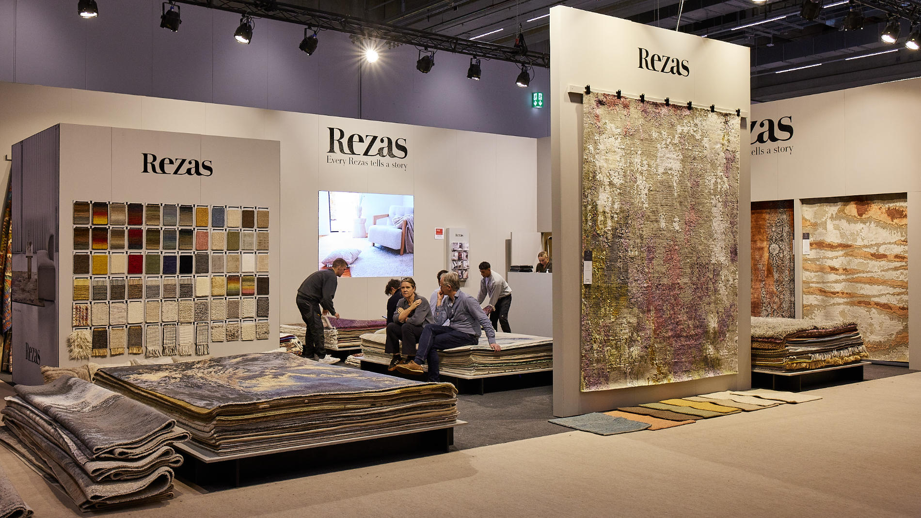 Teppichstand mit ausgelegten Mustern