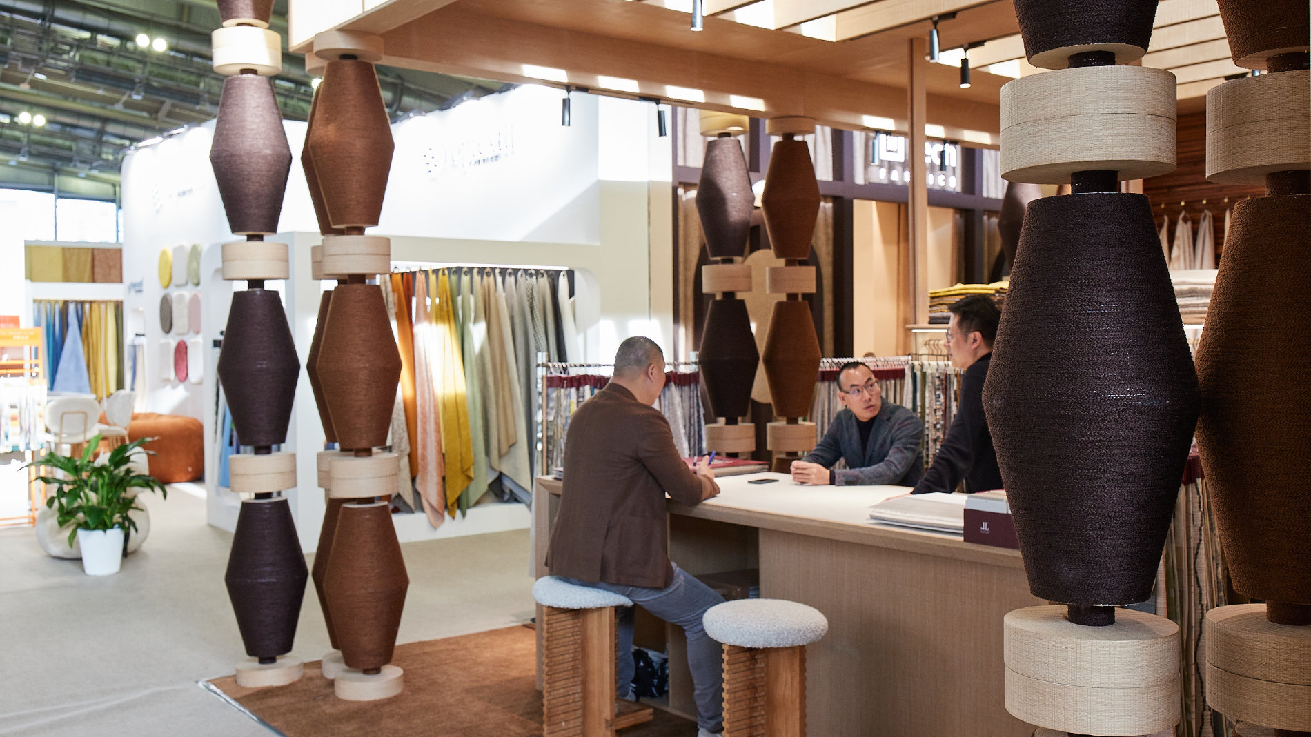 Visitor and Exhibitor talking