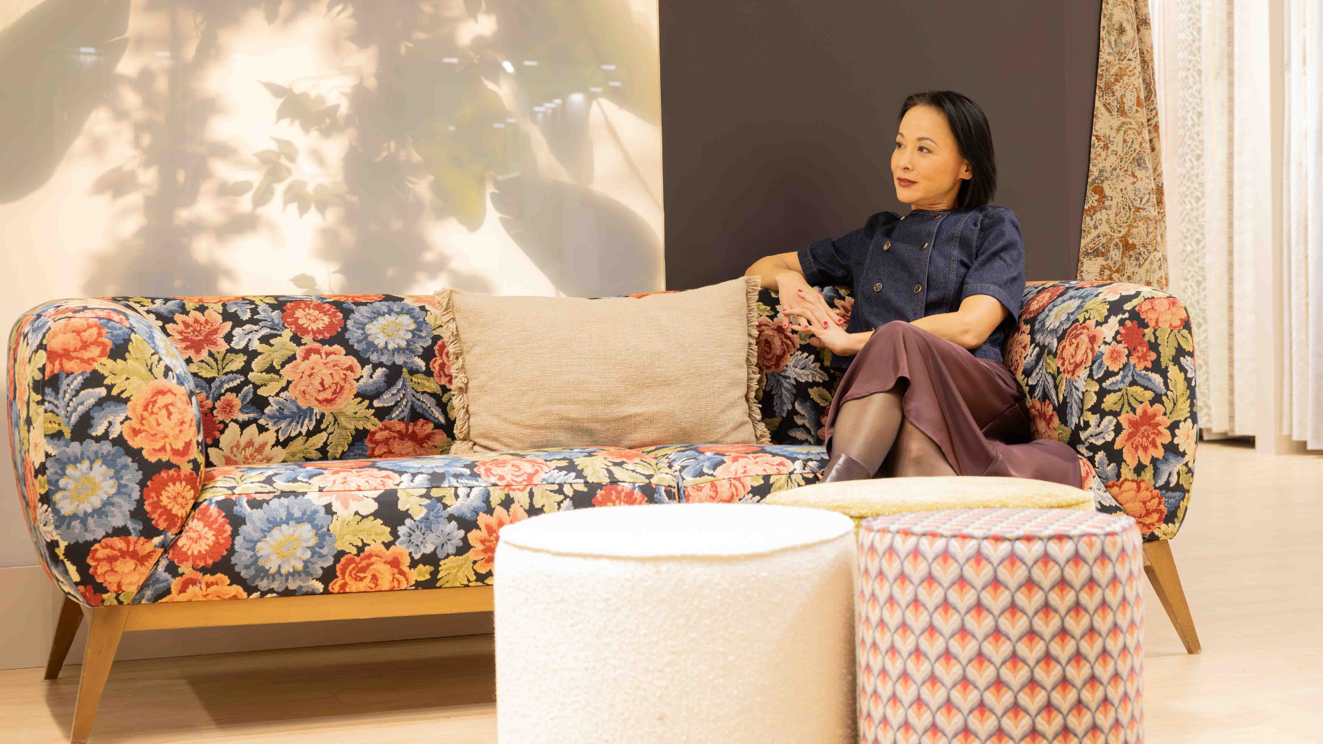 Buntes Sofa und Poufs