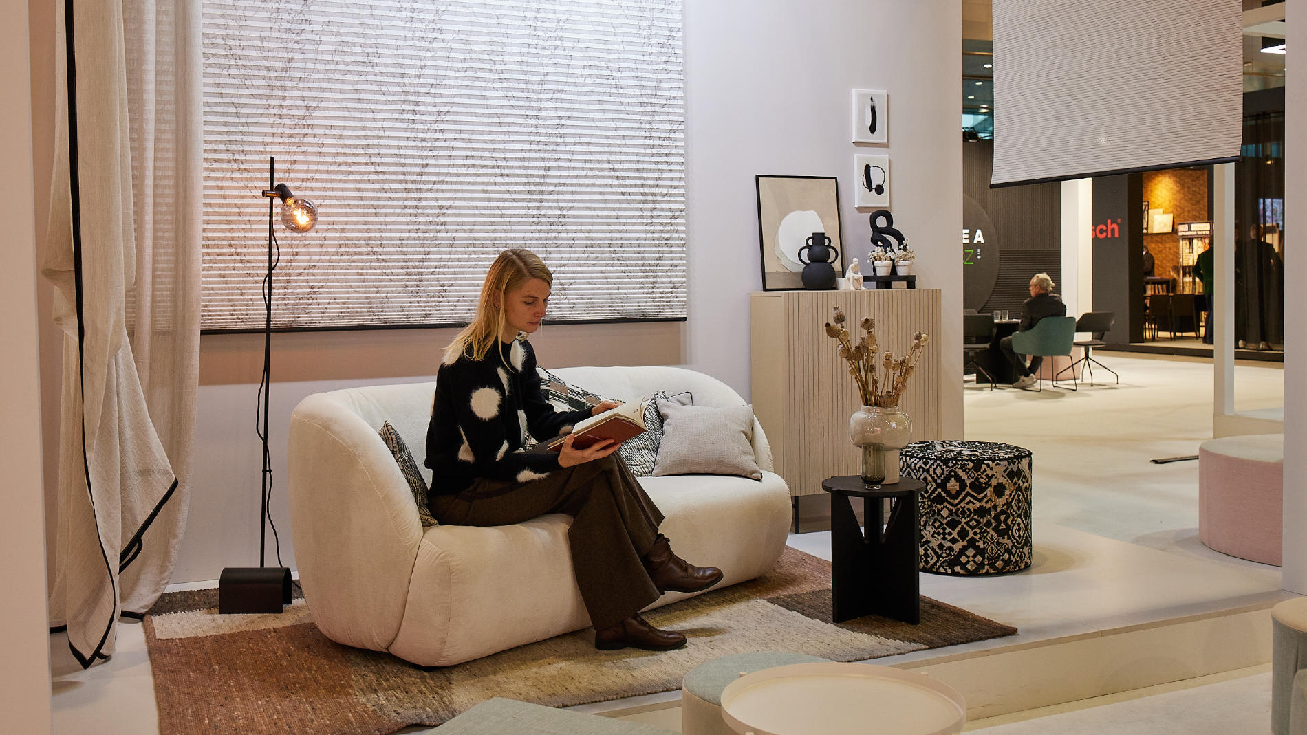 Sofa, Gardinen und Teppich