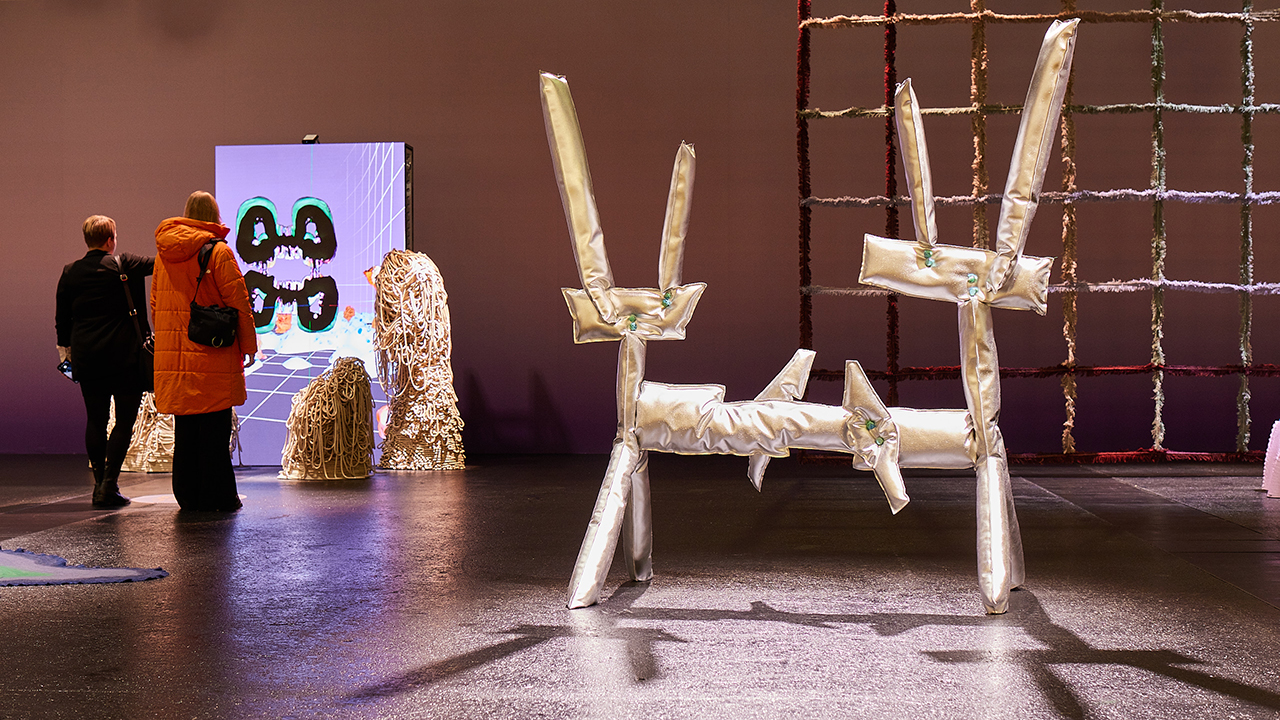 Zwei Personen betrachten ein Ausstellungsstück im Trend space