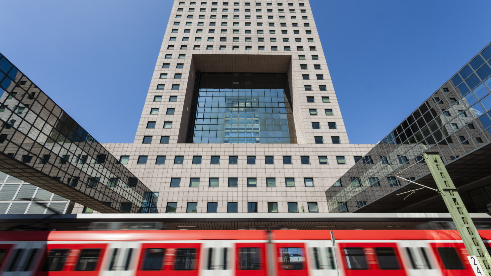 Zug vor dem Torhaus der Messe